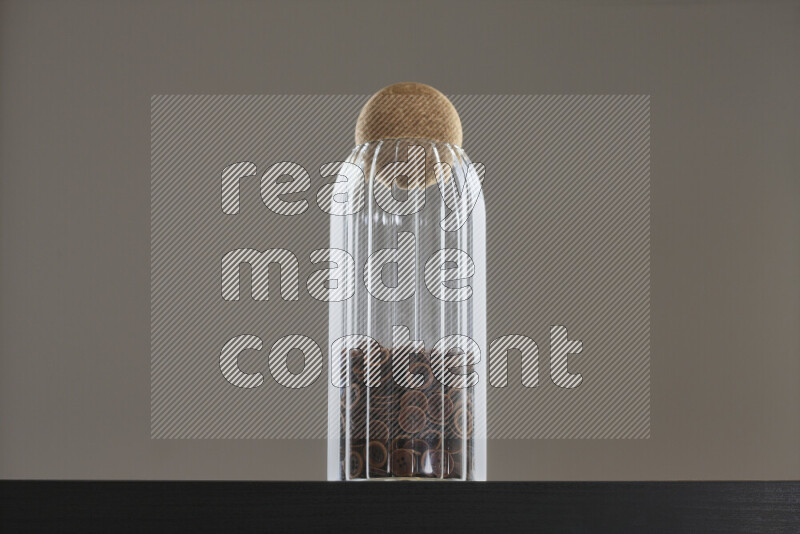 أزرار متنوعة في وعاء زجاجي علي خلفية سوداء