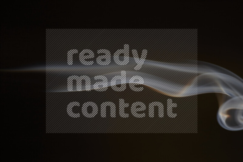 الدخان في حركة متموجة على خلفية داكنة