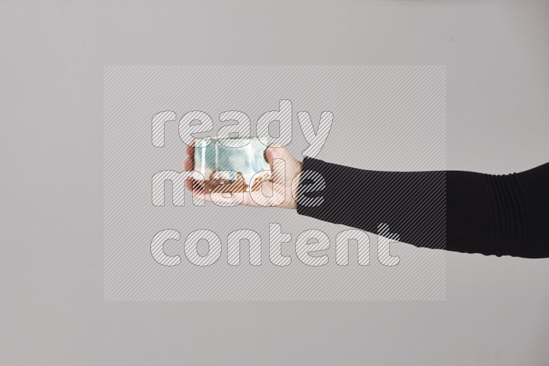 امرأة ترتدي عباءة سوداء تحمل أدوات فخارية مختلفة في أوضاع متعددة