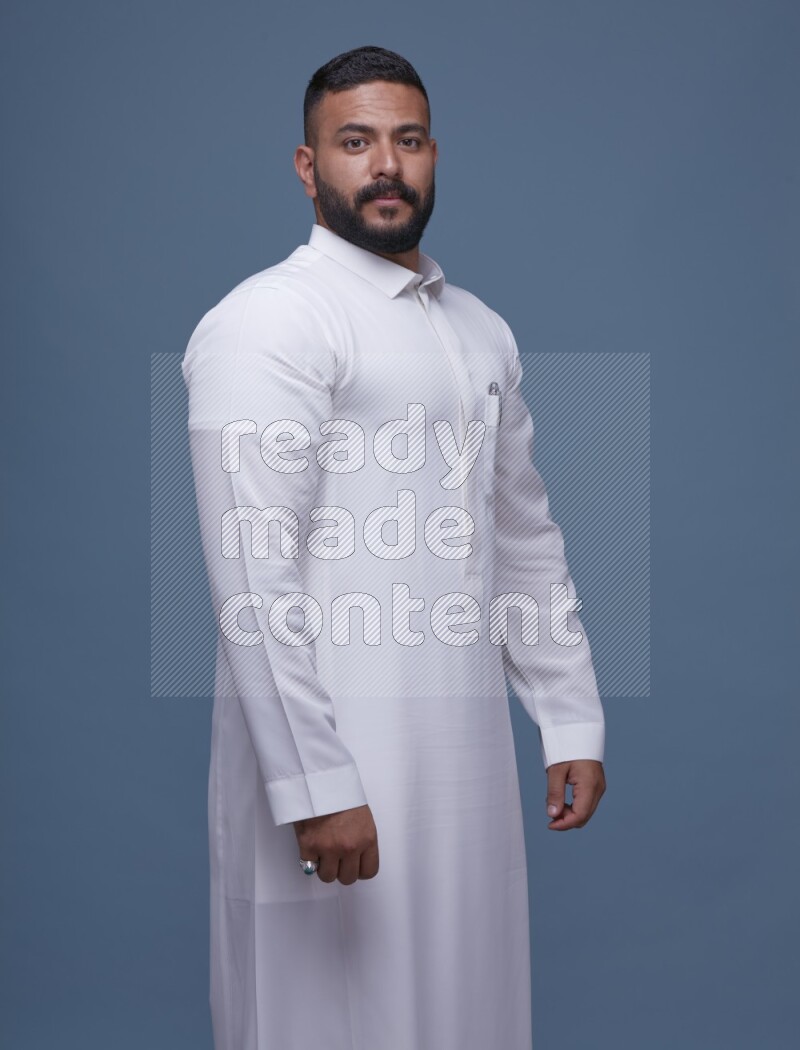 رجل سعودي يرتدي ثوب ابيض ويقف بأوضاع مختلفه