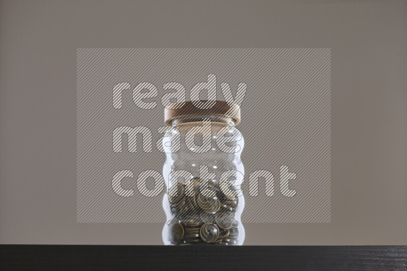 أزرار متنوعة في وعاء زجاجي علي خلفية سوداء