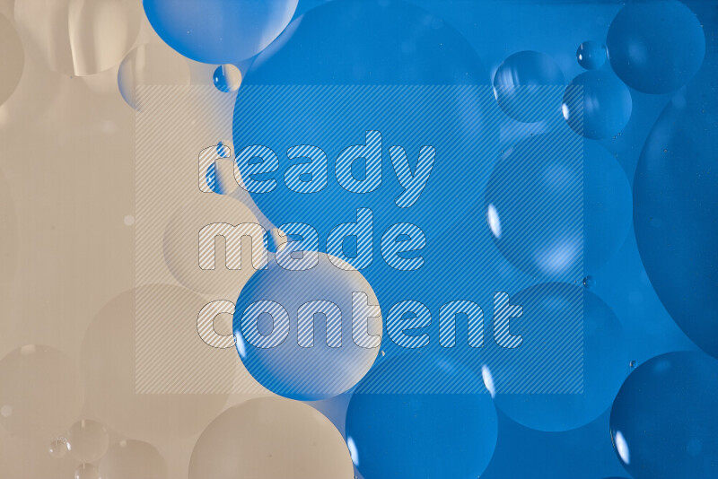 لقطات مقربة لفقاعات من الزيت على سطح الماء باللون الأزرق والبني