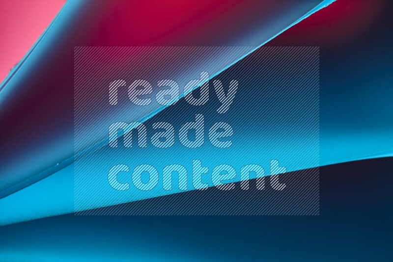 فن تجريدي يعرض منحنيات مع تدرجات الألوان الدافئة والباردة مكونه بضوء ملون