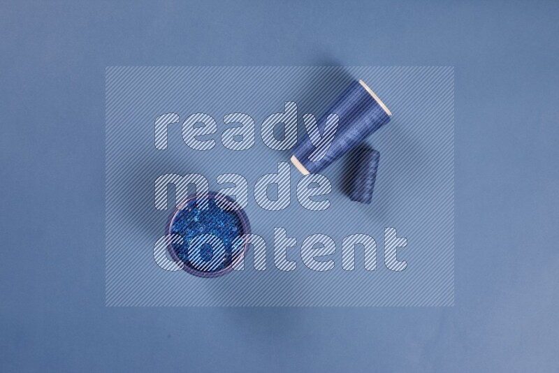 مجموعة من أدوات الخياطة والتفصيل زرقاء اللون على خلفية زرقاء