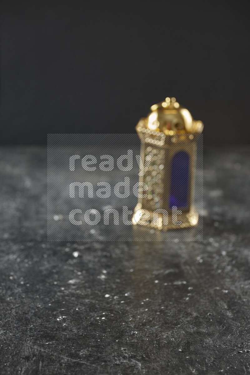 فانوس خارج إطار التركيز موضوع علي خلفية سوداء