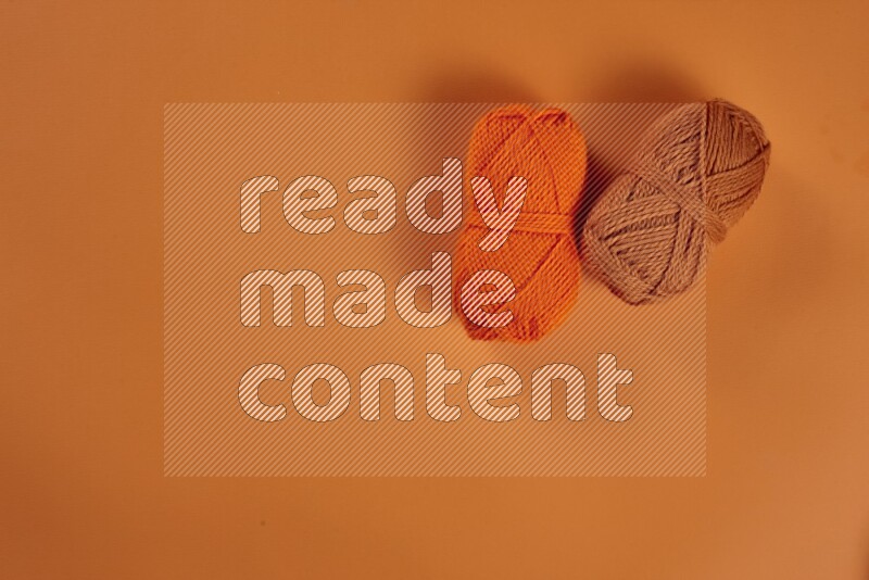 مجموعة من أدوات الخياطة والتفصيل برتقالية اللون على خلفية برتقالية