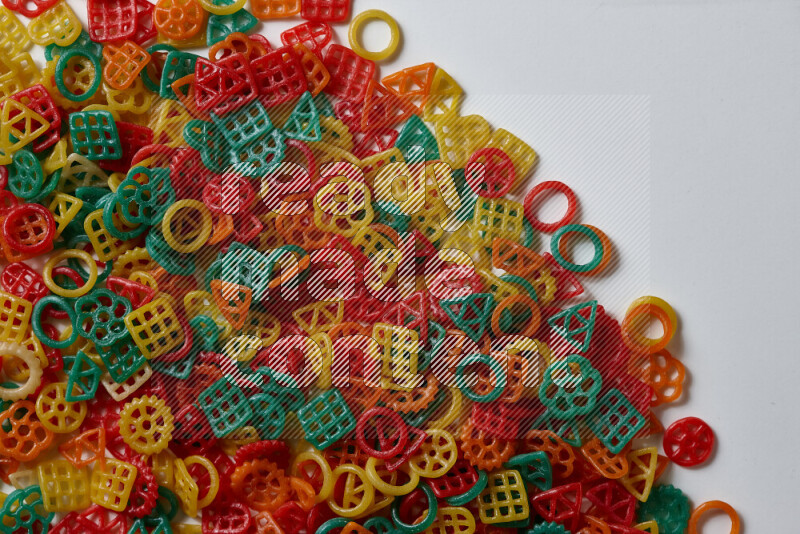 تسالي علي خلفية بيضاء