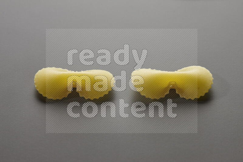 معكرونة فيونكة علي خلفية رمادية