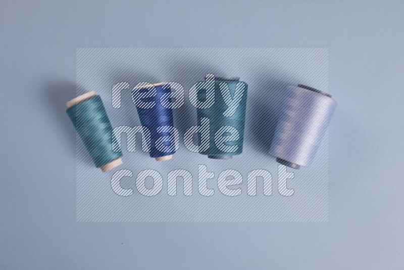 مجموعة من أدوات الخياطة والتفصيل زرقاء اللون على خلفية زرقاء