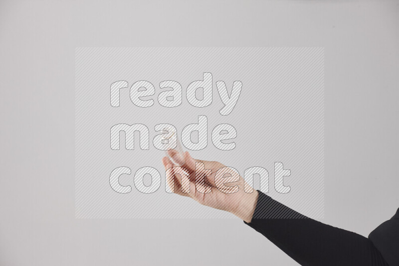 امرأة ترتدي عباءة سوداء تحمل أدوات زجاجية مختلفة في أوضاع متعددة