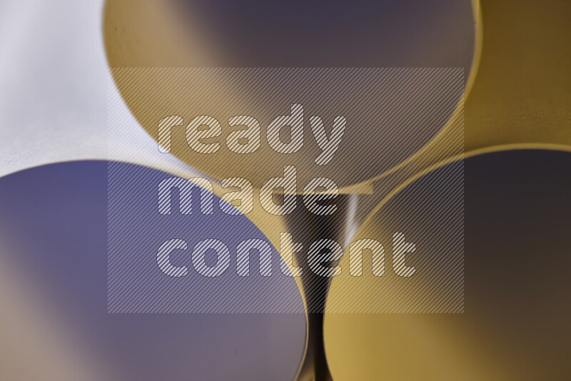 الصورة تعرض فن ورقي تجريدي بأشكال دائرية بدرجات متنوعة من اللون الرمادي والدرجات الدافئة