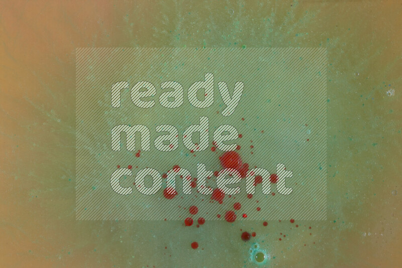 تلتقط الصورة تناثرا للطلاء الأحمر والأخضر والأصفر علي الخلفية