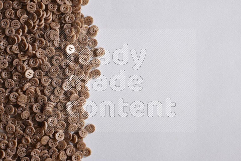 أزرار بنية موضوعة علي خلفية رمادية