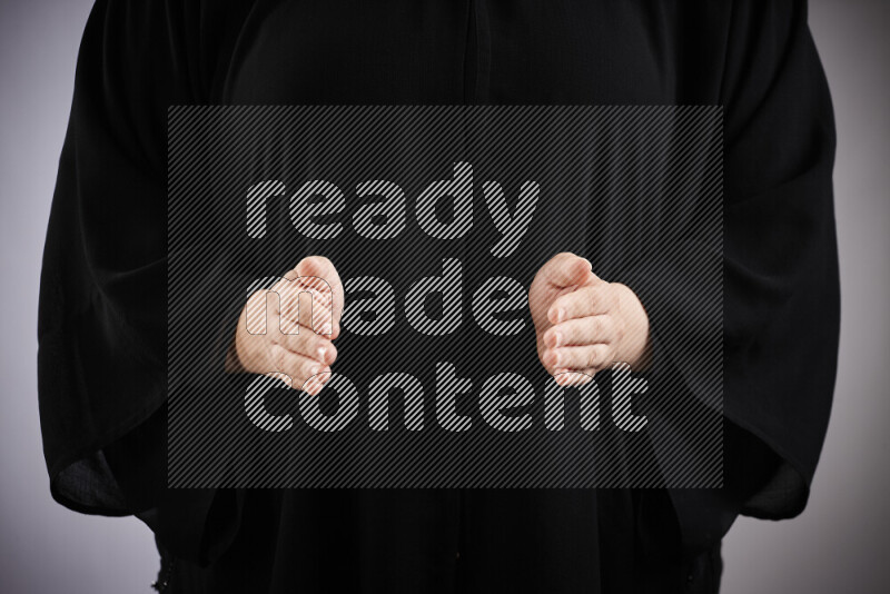 امرأة تشير بيديها بلغة الإشارات المختلفة