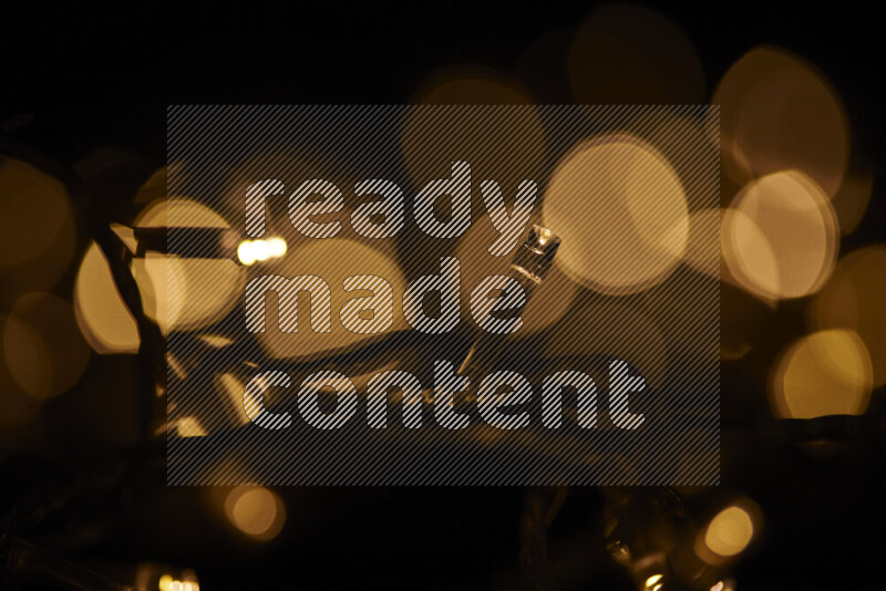 مصابيح ذهبية علي خلفية سوداء