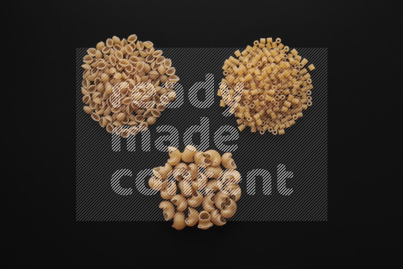 أنواع مختلفة من المعكرونة علي خلفية سوداء