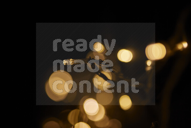 مصابيح ذهبية علي خلفية سوداء