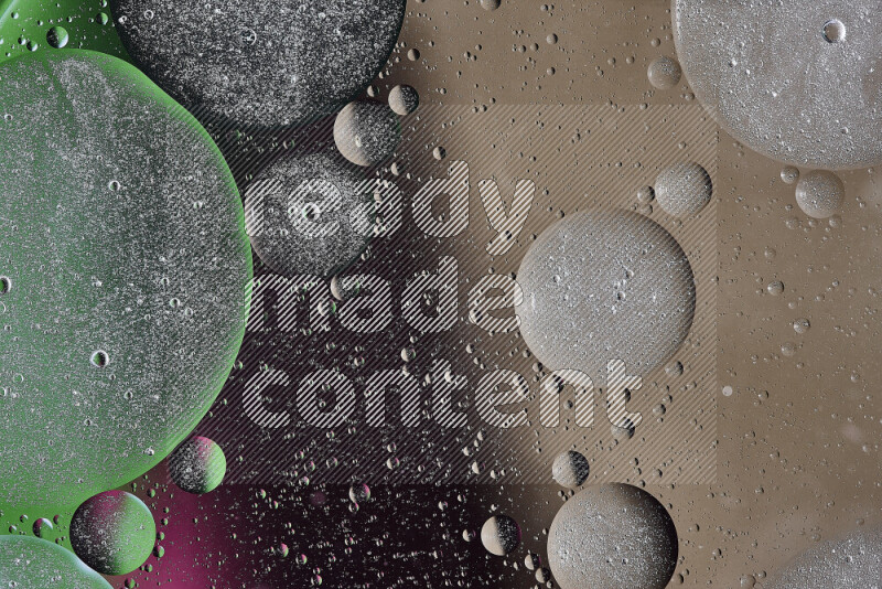 لقطات مقربة لفقاعات من الزيت على سطح الماء باللون البني والأسود والأخضر والوردي