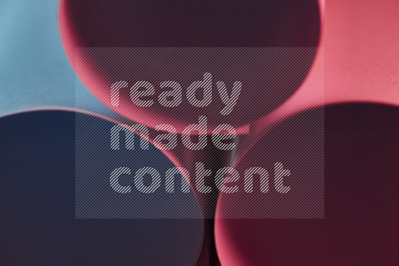 الصورة تعرض فن ورقي تجريدي بأشكال دائرية بدرجات متنوعة من اللون الأزرق والأحمر