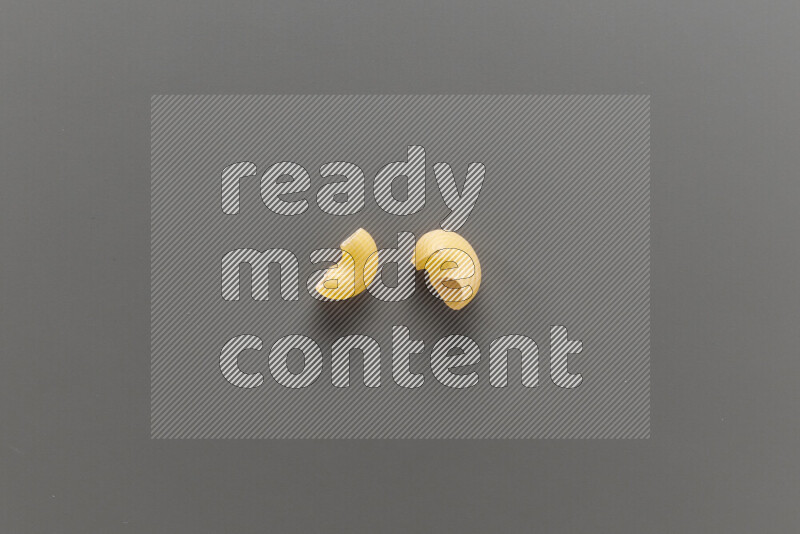 معكرونة هلالية مع أنواع أخري من المعكرونة علي خلفية رمادية