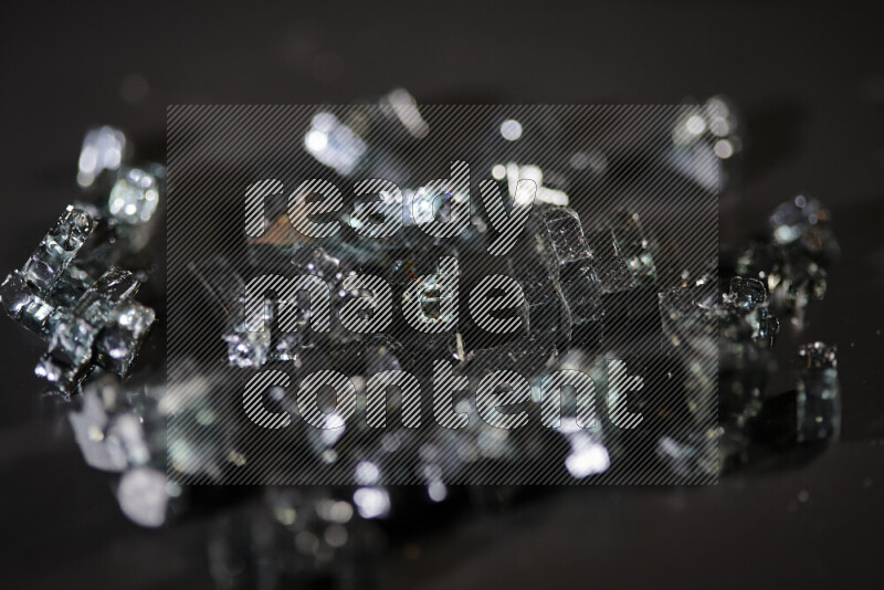 قطع زجاج سوداء شفافة متناثرة على خلفية سوداء