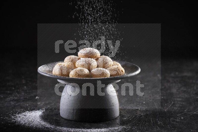 كحك علي صحن تقديم علي خلفية سوداء