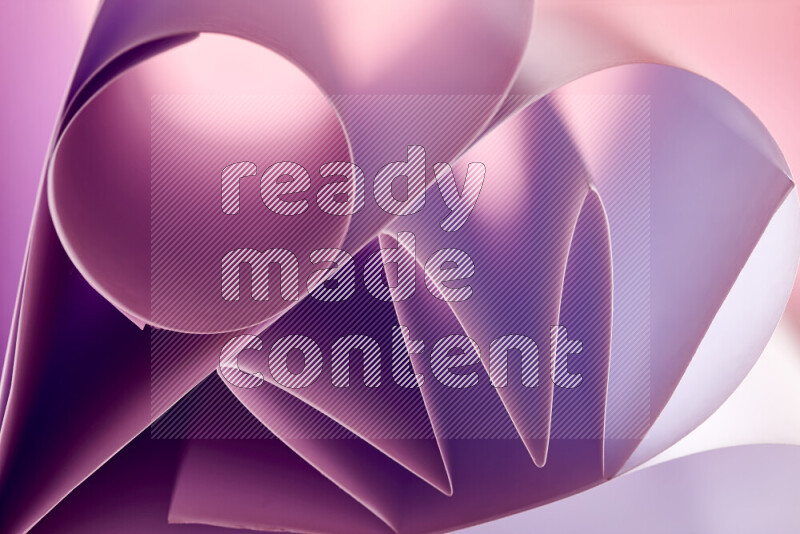 عرض فني لطيات الورق تخلق مزيج من الأشكال الهندسية، مضاءة بإضاءة ناعمة بدرجات اللون الارجواني