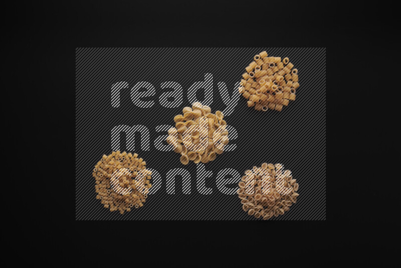 أنواع مختلفة من المعكرونة علي خلفية سوداء