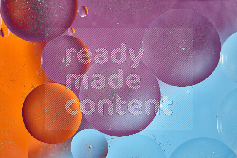 لقطات مقربة لفقاعات من الزيت على سطح الماء باللون الأزرق والبرتقالي والأرجواني