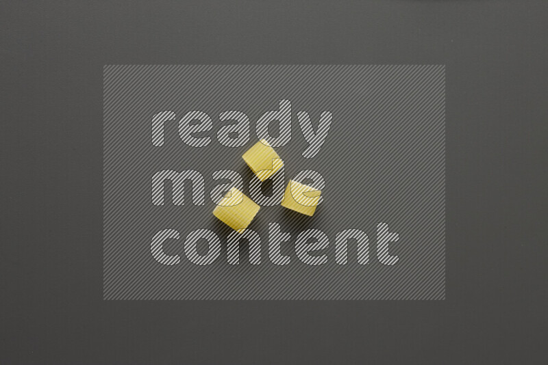 معكرونة خواتم علي خلفية رمادية