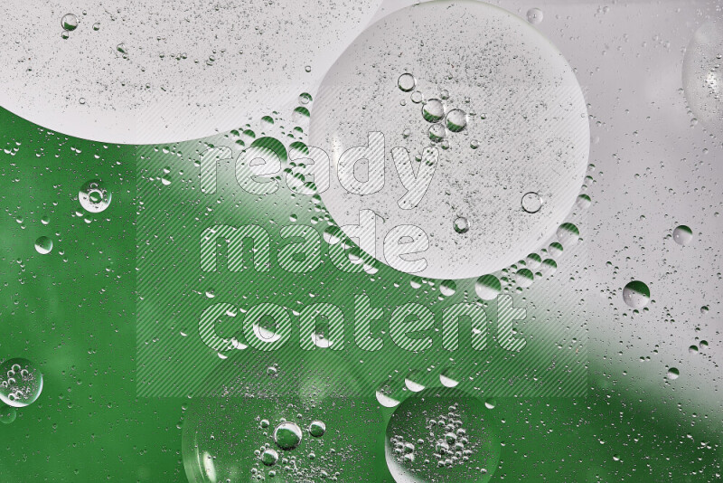 لقطات مقربة لفقاعات من الزيت على سطح الماء باللون الأبيض والأخضر