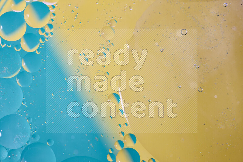 لقطات مقربة لفقاعات من الزيت على سطح الماء باللون الأزرق والأصفر