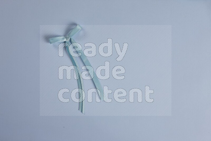 مجموعة من أدوات الخياطة والتفصيل زرقاء اللون على خلفية زرقاء