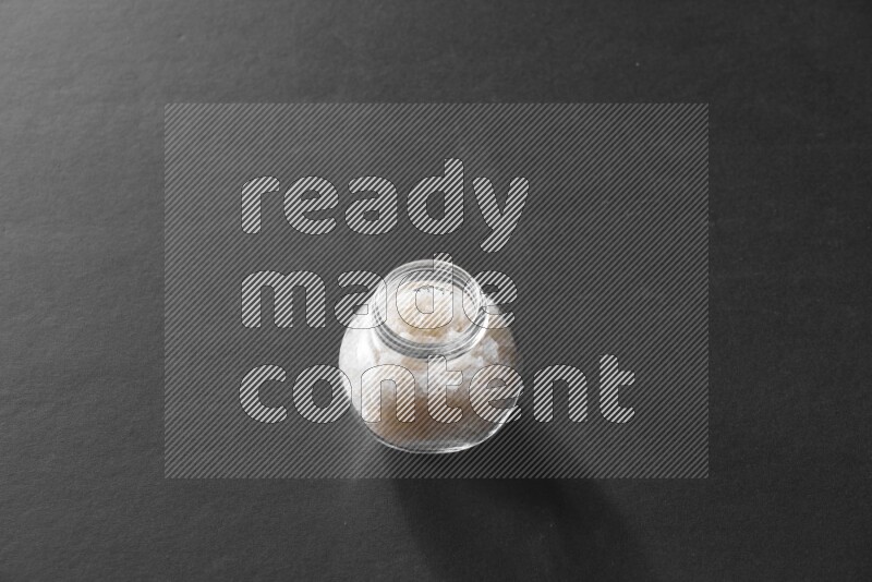 ملح في وعاء زجاجي علي خلفية سوداء