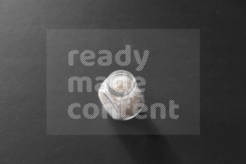 ملح في وعاء زجاجي علي خلفية سوداء