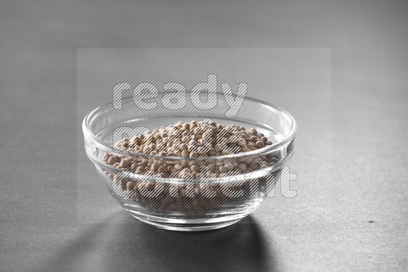 فلفل أبيض في وعاء زجاجي علي خلفية سوداء