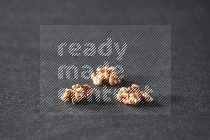 3 حبات من الجوز علي خلفية سوداء