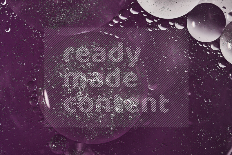 لقطات مقربة لفقاعات من الزيت على سطح الماء باللون الأبيض والأرجواني