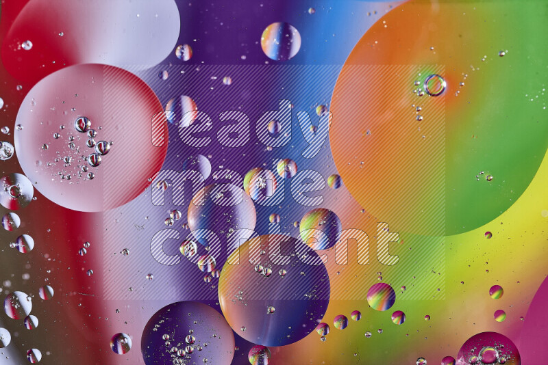 لقطات مقربة لفقاعات من الزيت على سطح الماء بألوان متنوعة