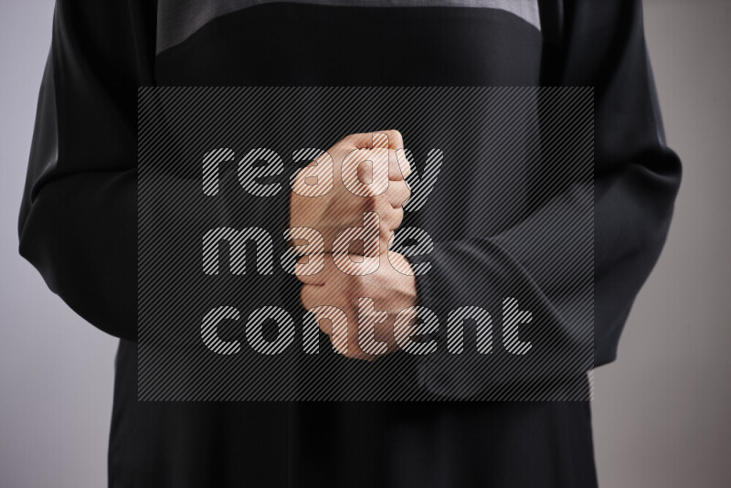 امرأة تشير بيديها بلغة الإشارات المختلفة