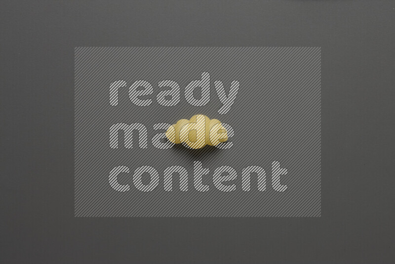 معكرونة قواقع علي خلفية رمادية