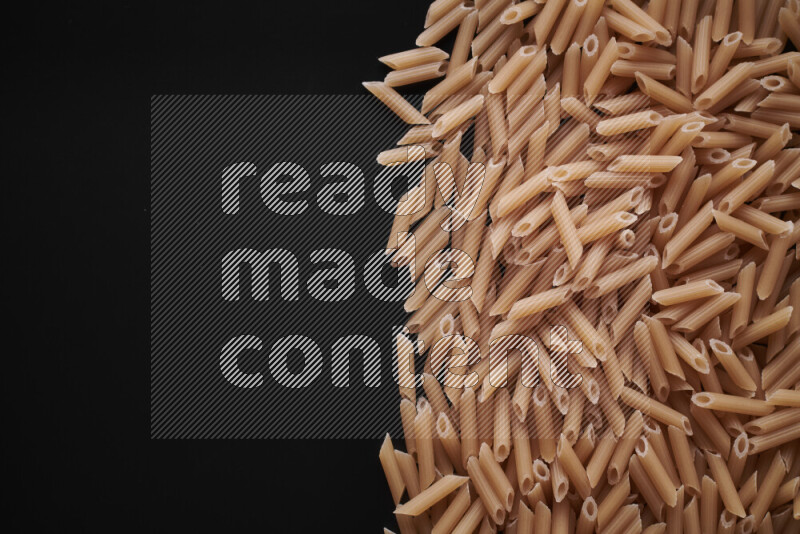 أنواع مختلفة من المعكرونة علي خلفية سوداء