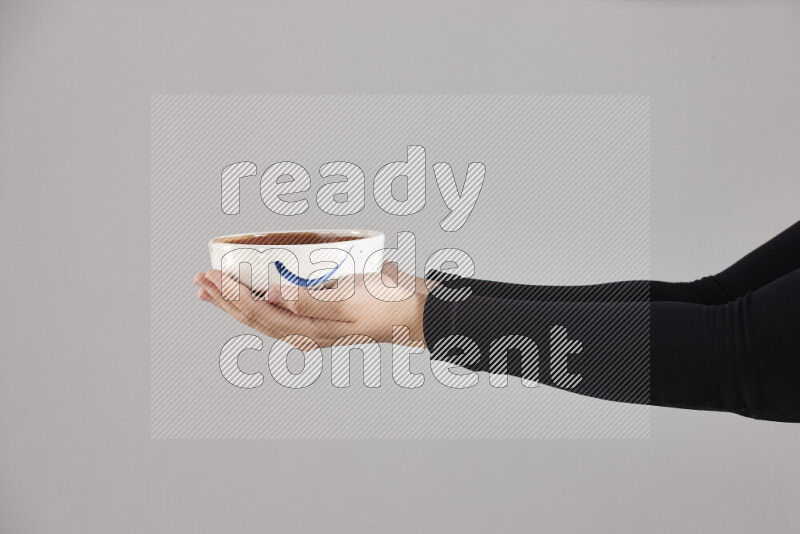 امرأة ترتدي عباءة سوداء تحمل أدوات فخارية مختلفة في أوضاع متعددة