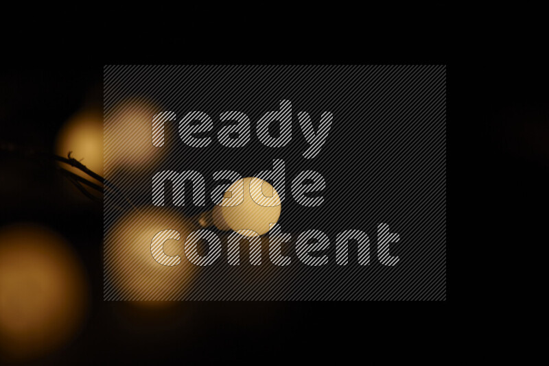 مصابيح ذهبية علي خلفية سوداء