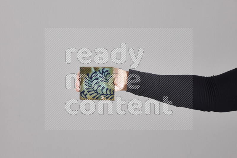 امرأة ترتدي عباءة سوداء تحمل أدوات فخارية مختلفة في أوضاع متعددة