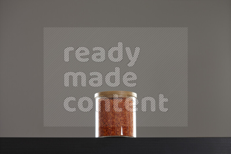 عدس أصفر في وعاء زجاجي على خلفية سوداء