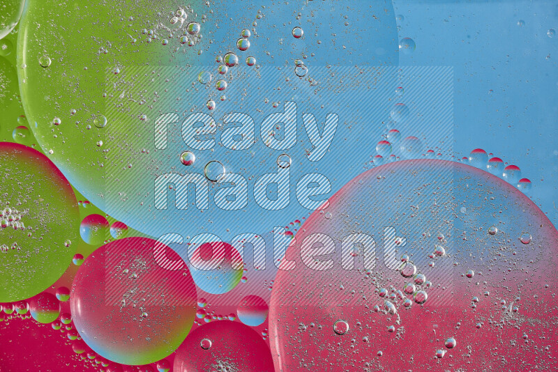 لقطات مقربة لفقاعات من الزيت على سطح الماء باللون الوردي والأخضر والأزرق