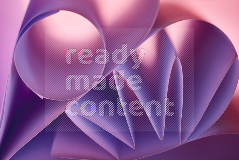 عرض فني لطيات الورق تخلق مزيج من الأشكال الهندسية، مضاءة بإضاءة ناعمة بدرجات اللون الارجواني