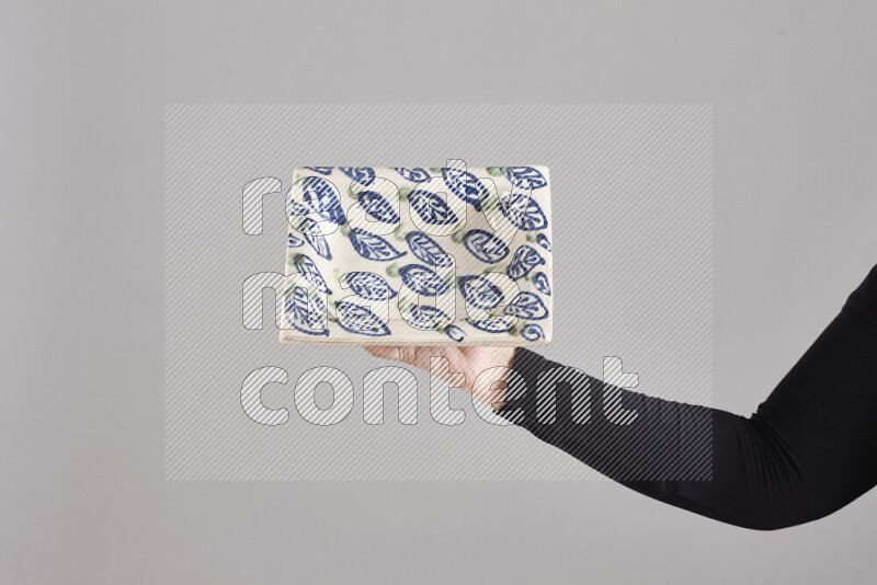 امرأة ترتدي عباءة سوداء تحمل أدوات فخارية مختلفة في أوضاع متعددة