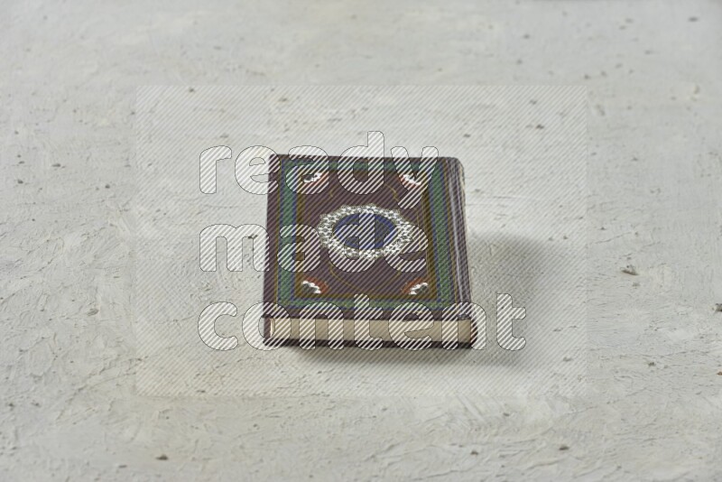 مصحف مع سبحة صلاه علي خلفية بيضاء